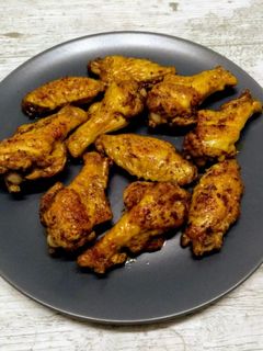 Una foto de Alitas de pollo adobadas