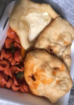 Una foto de Hojaldre Panameño 🇵🇦 con salchicha guisada