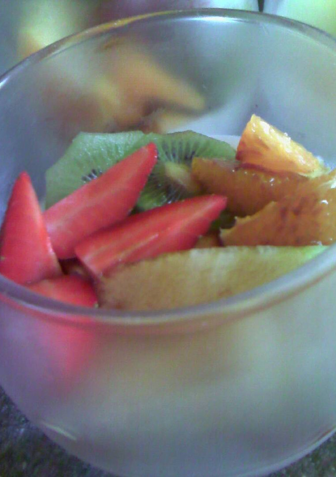 Una foto de Mousse de yogur con frutas  