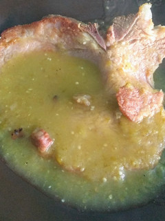 Una foto de Chuleta ahumada en chile verde.🥩🌶