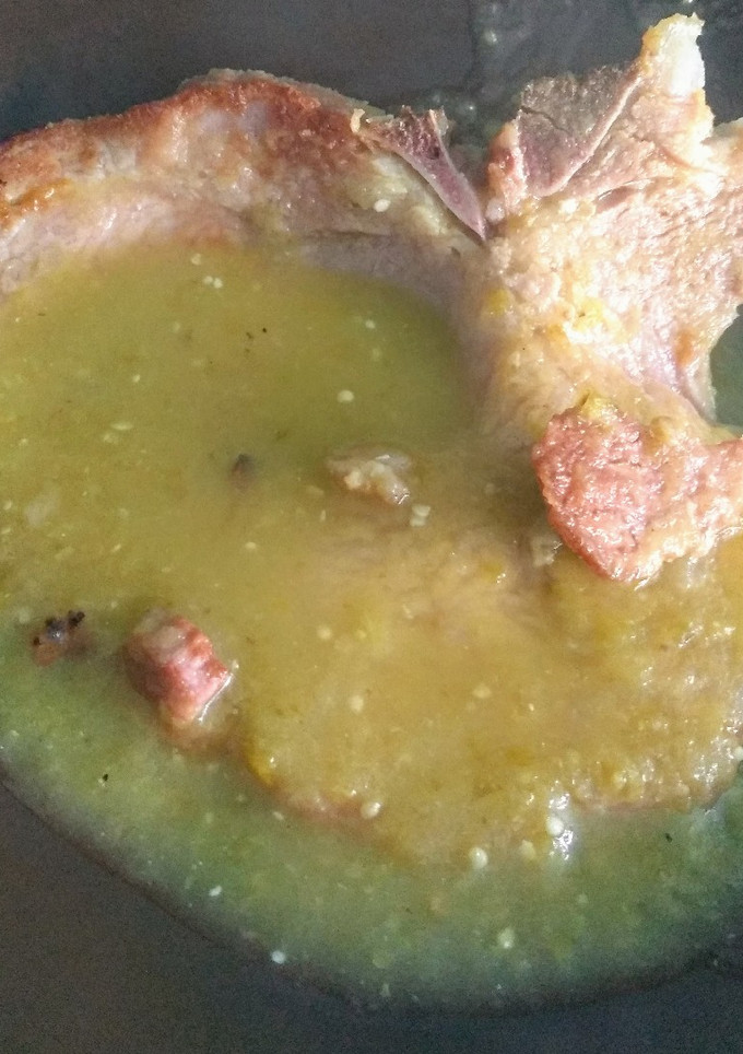 Una foto de Chuleta ahumada en chile verde.🥩🌶