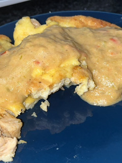 Una foto de Tortilla de pollo al horno con salsa