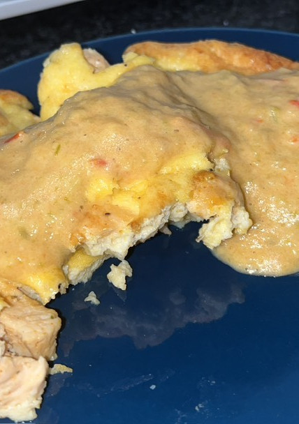 Una foto de Tortilla de pollo al horno con salsa