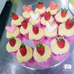 A picture of Simple fluffy vanilla cupcakes without milk.