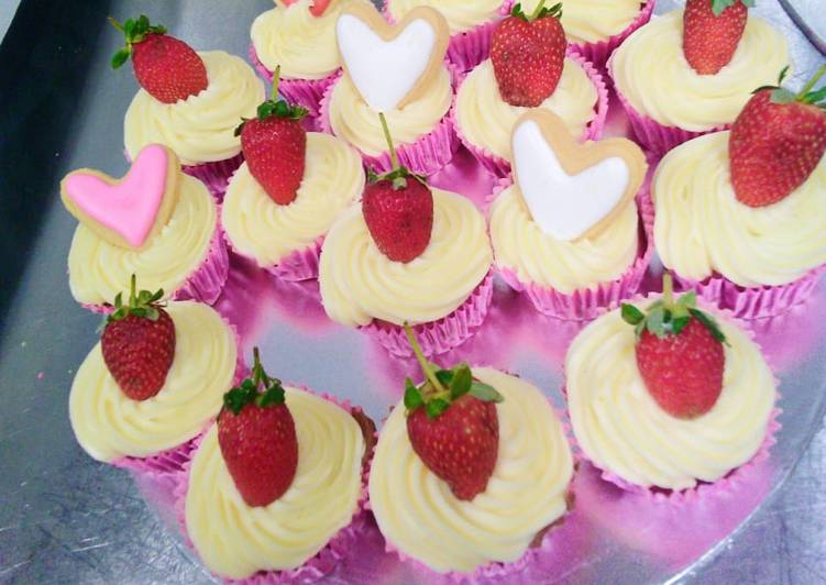 Simple fluffy vanilla cupcakes