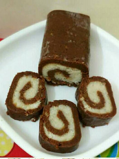 चॉकलेट स्विस रोल (Chocolate Swiss roll recipe in hindi) रेसिपी मुख्य फोटो