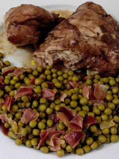 Una foto de Pollo en crema de Oporto y guisantes con jamón