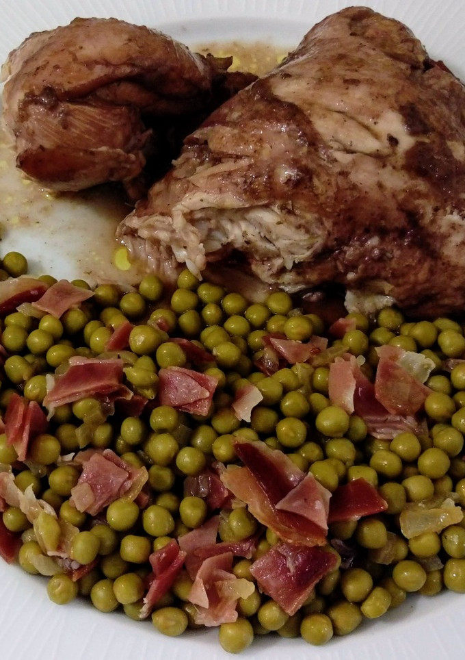 Una foto de Pollo en crema de Oporto y guisantes con jamón
