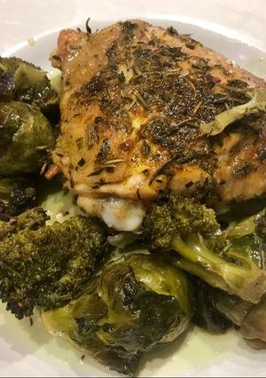 Una foto de Pollo al horno con salsa de romero y tomillo, con brócoli y repollitos de brucelas