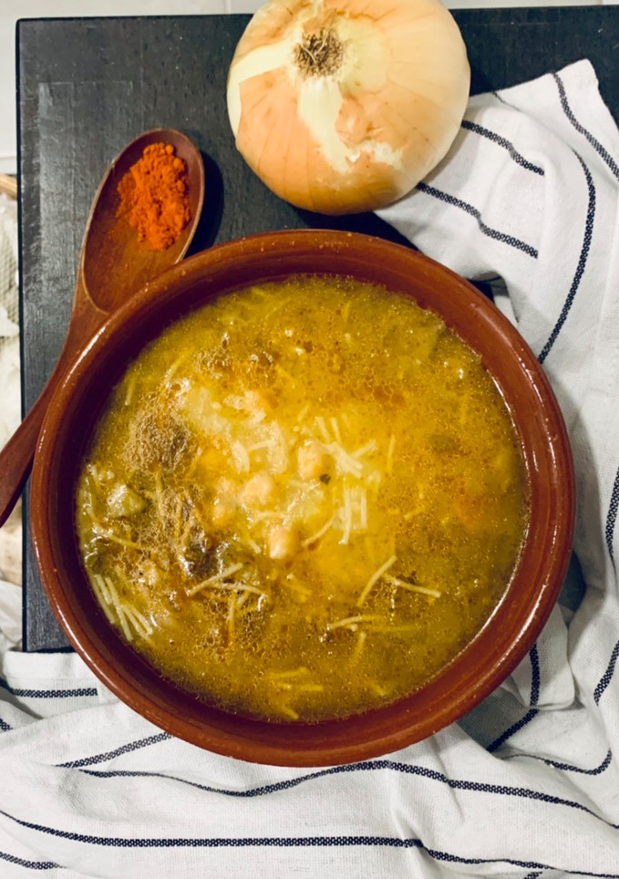 Una foto de Sopa de cocido vegana con kale 🥬 y bok choi