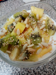 Una foto de Macedonia de frutas con queso fresco