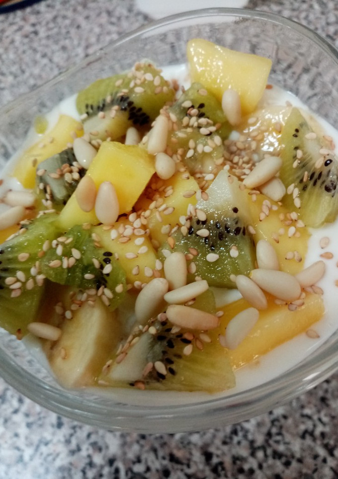 Una foto de Macedonia de frutas con queso fresco
