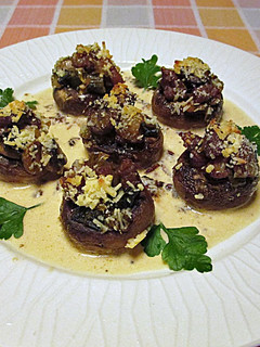 Una foto de Champiñones rellenos con carne al horno