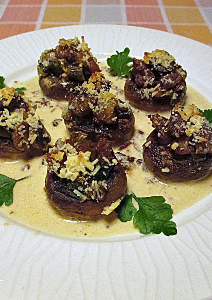 Una foto de Champiñones rellenos con carne al horno