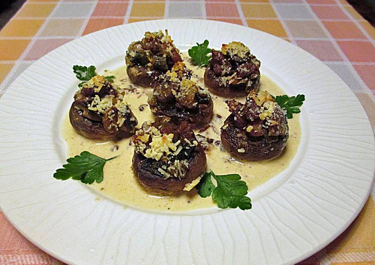 Champiñones rellenos con carne al horno