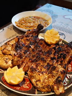 Una foto de Pollo a la brasa estilo marroquí