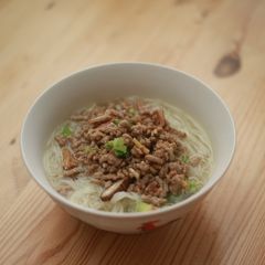 A picture of Minced pork noodle.
