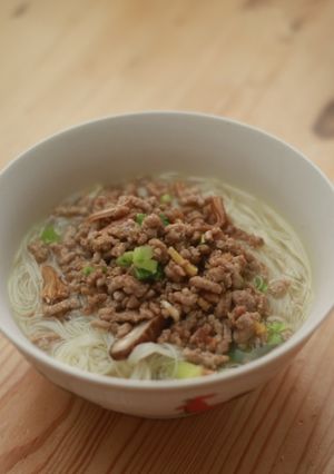 A picture of Minced pork noodle.
