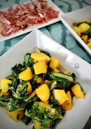 Una foto de Patatas con acelgas al pimentón