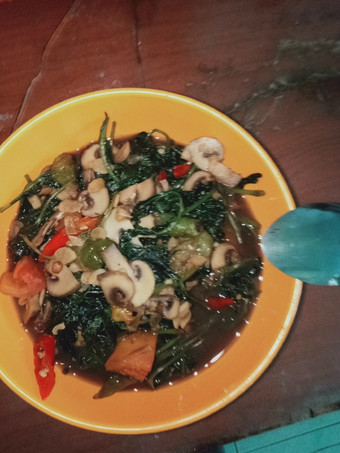 Bagaimana Menyiapkan Tumis daun lengguk &amp; jamur kancing Yang Enaknya Kebangetan