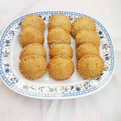 A picture of Circled mini meatpies.