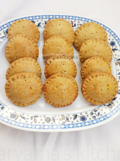 A picture of Circled mini meatpies.