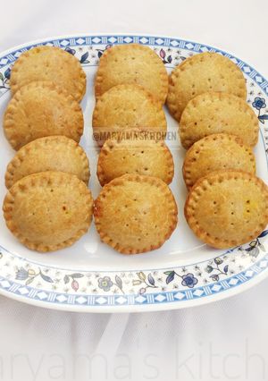 A picture of Circled mini meatpies.