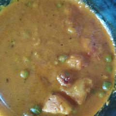 A picture of Aaloo matar curry.
