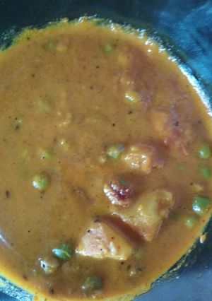 A picture of Aaloo matar curry.