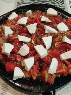 Una foto de Pomodoro con mozzarella e origano