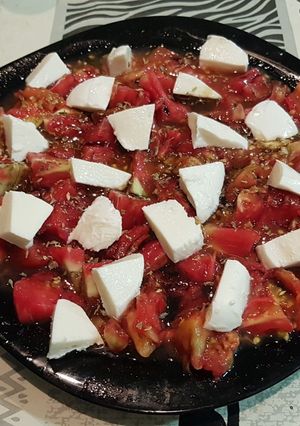 Una foto de Pomodoro con mozzarella e origano