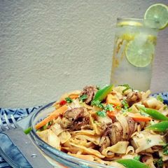 A picture of Pepper chicken Rice noodle.