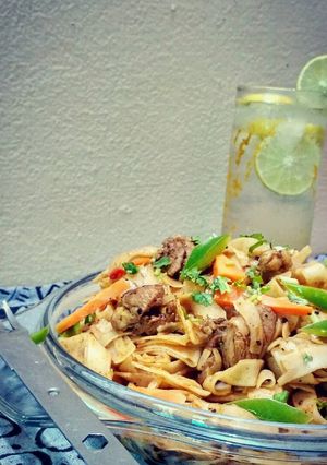 A picture of Pepper chicken Rice noodle.