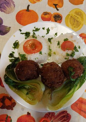 Jázmin rizs fasírttal, pack choy szezámmaggal recept fotója