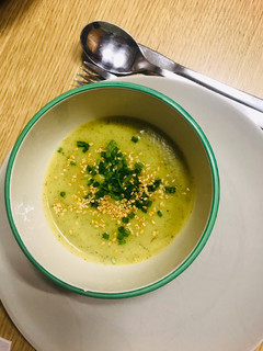 Una foto de Crema de puerro confitado y calabacín