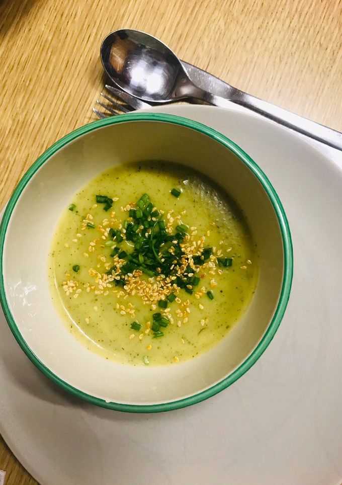 Una foto de Crema de puerro confitado y calabacín