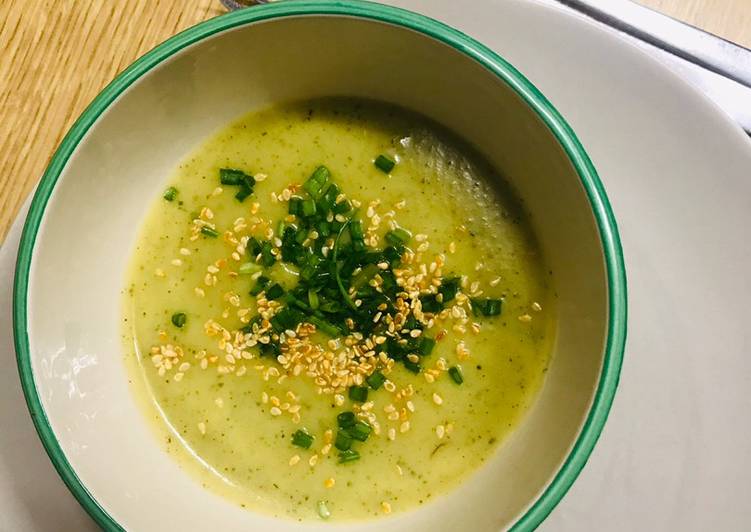 Crema de puerro confitado y calabacín