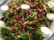 Una foto de ensalada de granada con lechuga