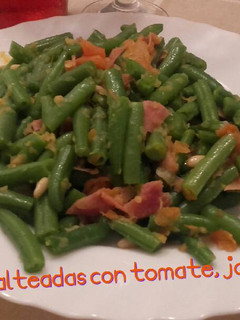 Una foto de Judías verdes salteadas con tomate, jamón y piñones*