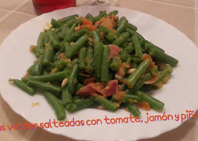 Foto principal de Judías verdes salteadas con tomate, jamón y piñones*