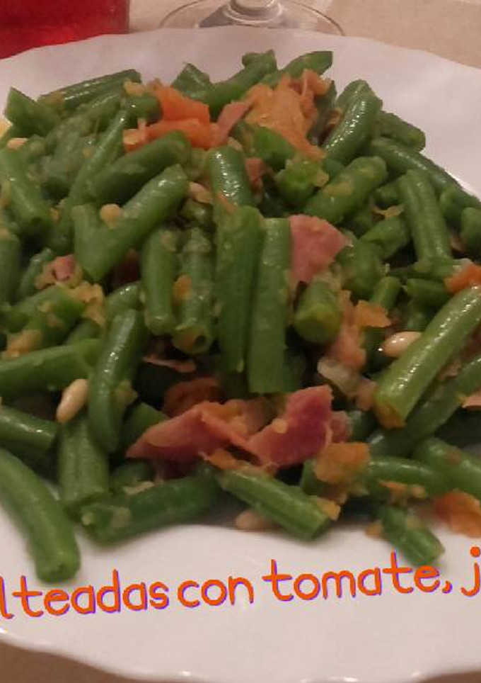 Una foto de Judías verdes salteadas con tomate, jamón y piñones*