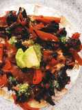 Tostadas de tinga de zanahoria con flor de jamaica