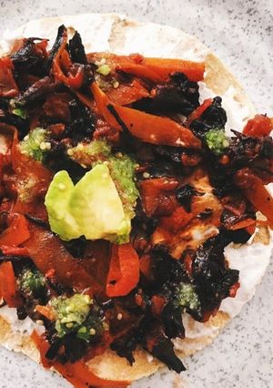 Una foto de Tostadas de tinga de zanahoria con flor de jamaica
