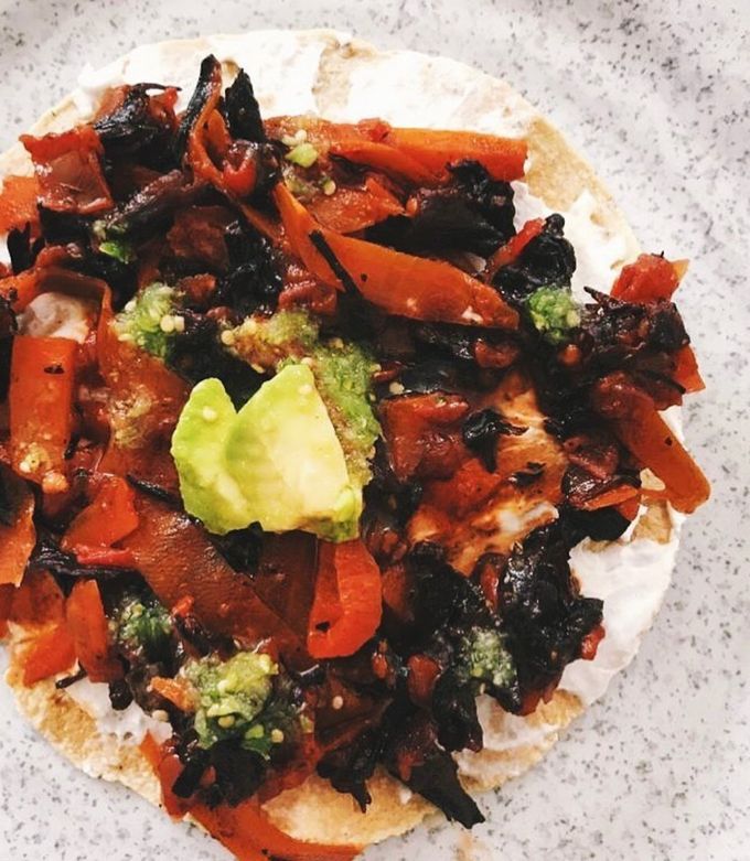 Una foto de Tostadas de tinga de zanahoria con flor de jamaica