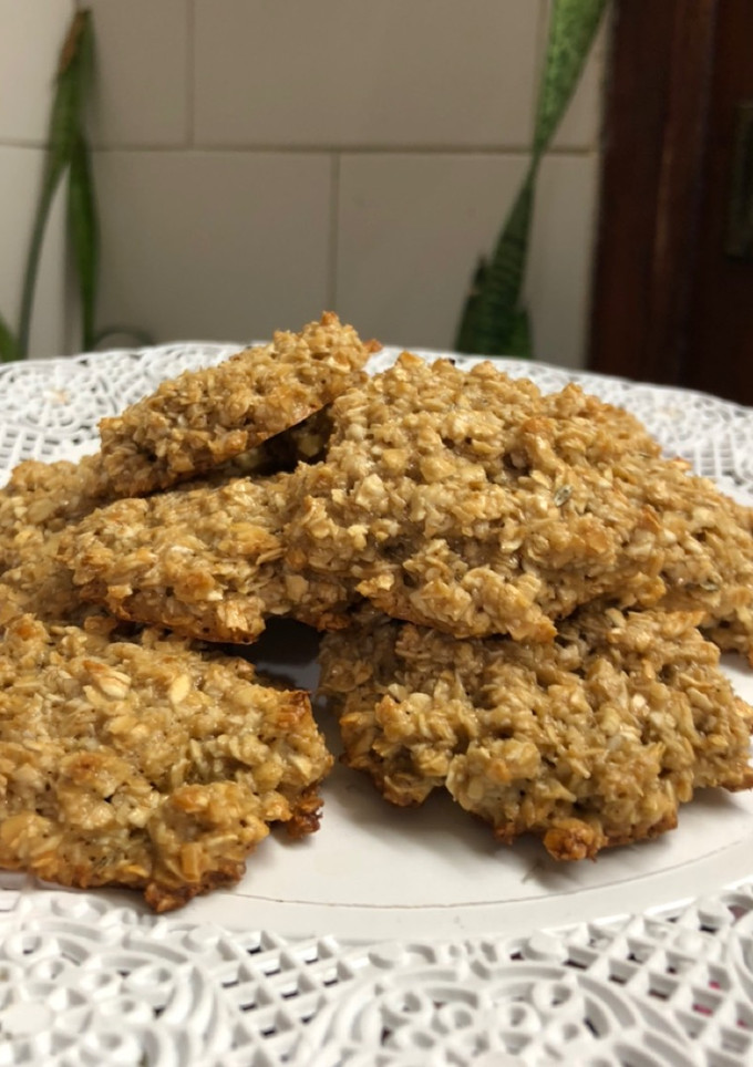 Una foto de Cookies/Galletitas de avena y miel 🍯🤎