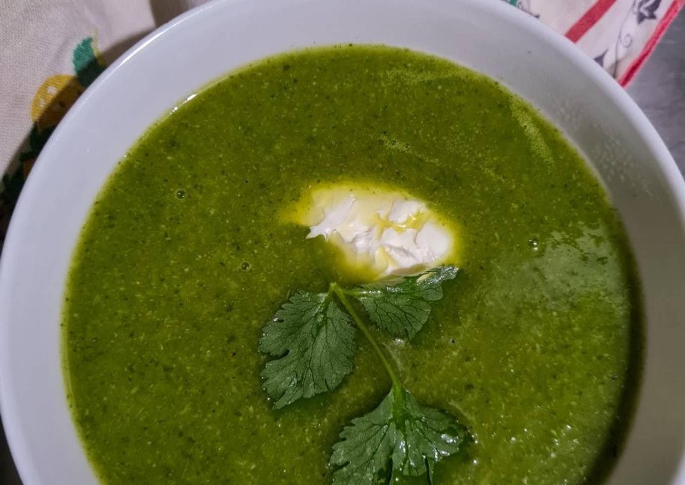 Sopa de calabacita con cilantro