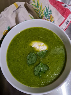 Una foto de Sopa de calabacita con cilantro