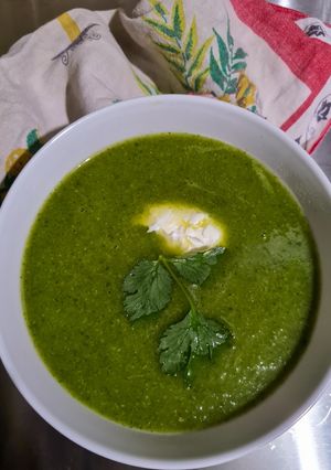Una foto de Sopa de calabacita con cilantro