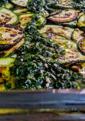 Una foto de ANTIPASTO De Calabacín🥒 con Vinagreta dulce de Perejil...!🌿