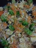 Arroz integral com ovos e legumes